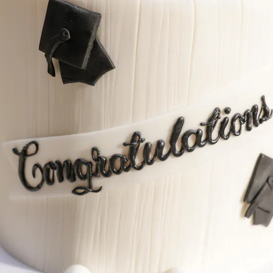Floward Graduation Elegant White Cake