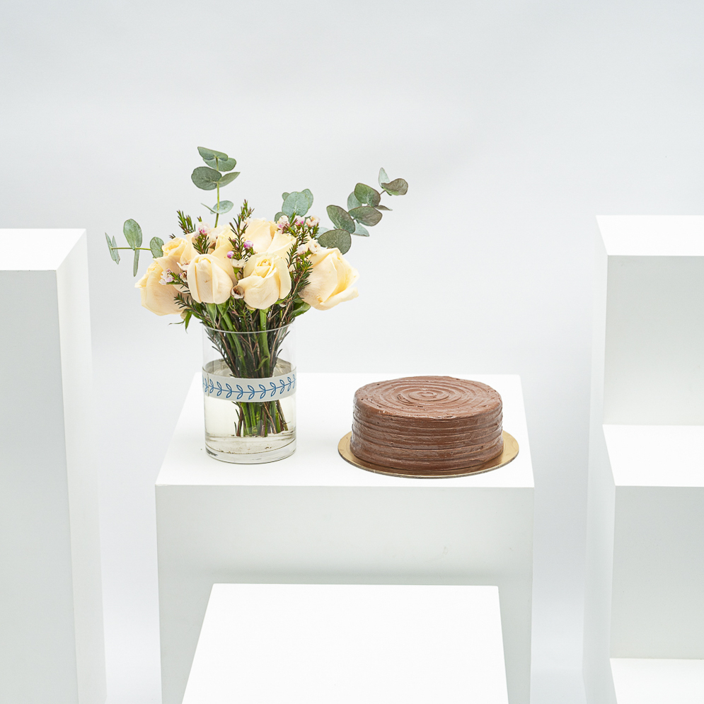 كيك الشوكولاتة  من منش بيكري | الجوري البرتقالي الفاتح