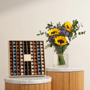 Nua Luxury Nakheel Cream Large Bonbon Box | Shinny Flower Vase Nua Luxury Nakheel Cream Large Bonbon Box | Shinny Flower Vase