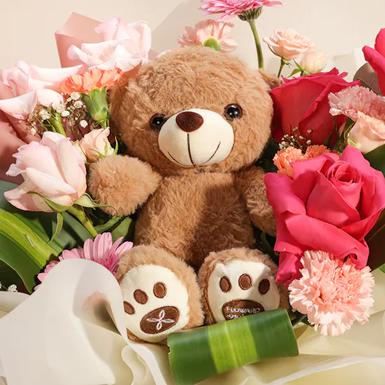 دمية دب صغيرة من فلاورد | باقة زهور مبهجة