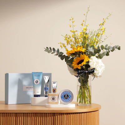 مجموعة العناية بالجسم بزبدة الشيا من لوكسيتان | مزهرية دوار الشمس الساطعة مجموعة العناية بالجسم بزبدة الشيا من لوكسيتان | مزهرية دوار الشمس الساطعة