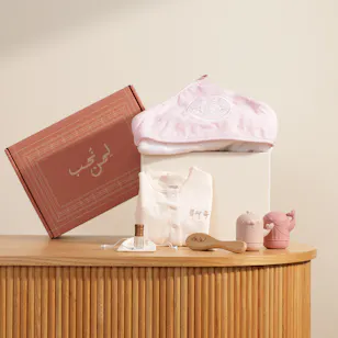 مجموعة هدايا حمام الهناء للأطفال البنات المخصصة بالاسم من بحب