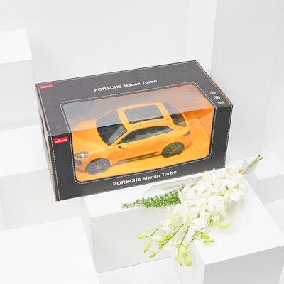 RASTAR - Remote Control Porsche Macan with Baby Orchid