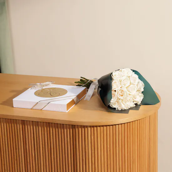 Bateel Qamara Box | White Roses