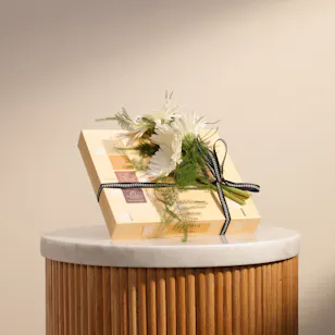 Godiva Carres Classic Box | White Gerbera