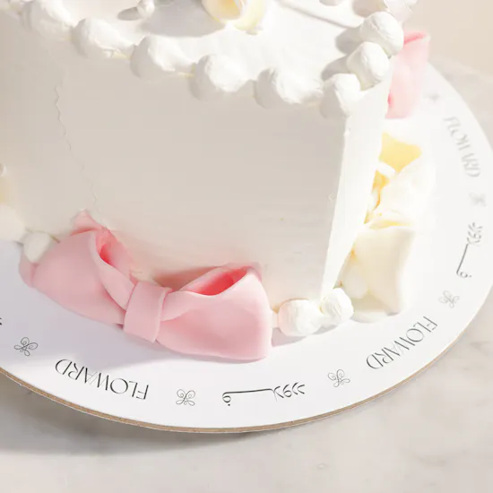 Floward Graduation Heart White Cake