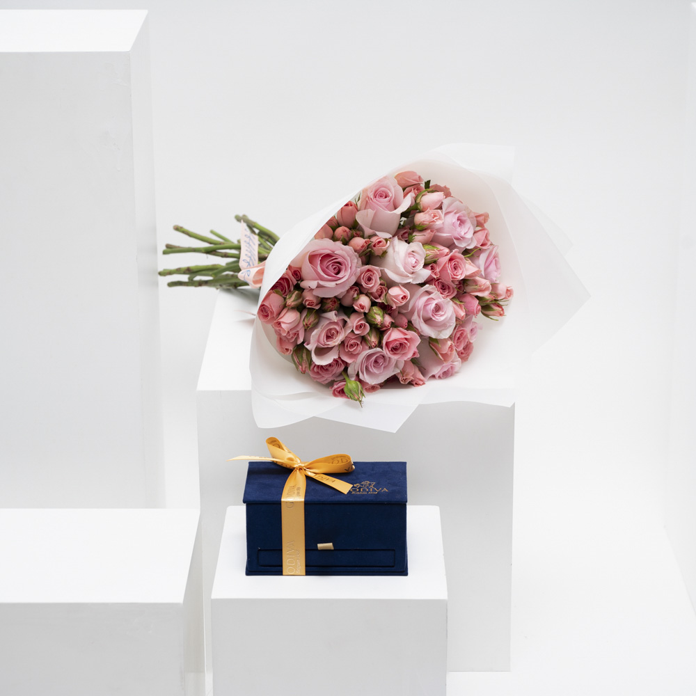 علبة شوكولاتة رويال ميني زرقاء من جوديفا | الباقة الوردية
