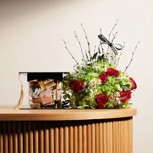 Ghazl Graduation Chocolates Hat | Flowers