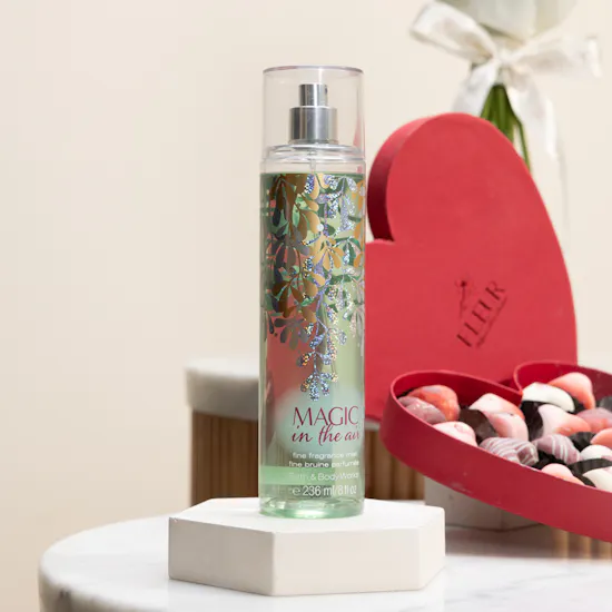 عطر للجسم ماجيك ان ذا اير من باث اند بودي وركس | شوكولاتة من فلير مع باقة زهور