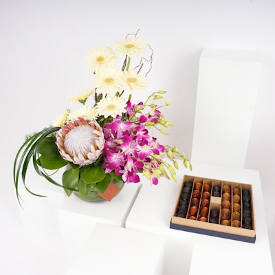 Nua Dates Luxury Box | Exotic Flowers