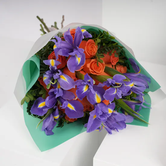 Nua Dates Signature Gifting Box | Blooms bouquet
