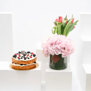 Sucre De Nada Vanilla White Chocolate Cake | Blooms
