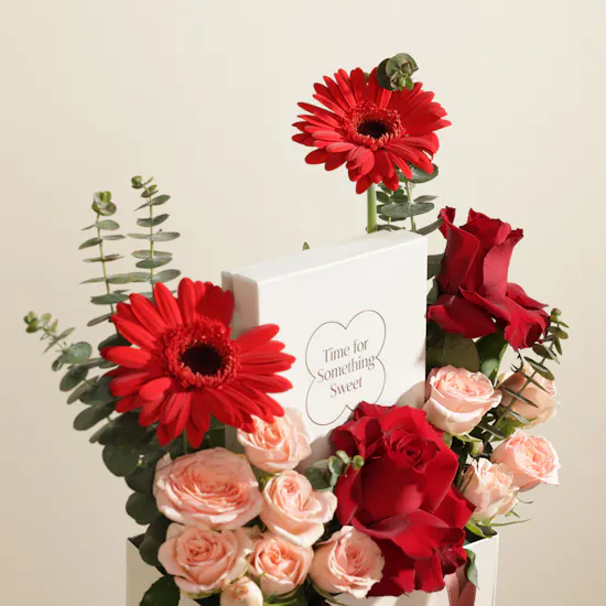 Warm Details Flower Bag with Dry Stuffed Fruits and Stuffed Date Box