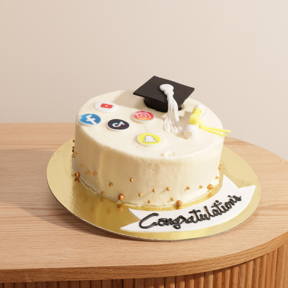 كيك التخرج من هلن | قسم التسويق والإعلام 