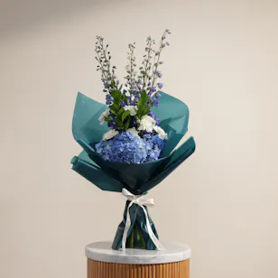 باقة زهور زرقاء ساحرة