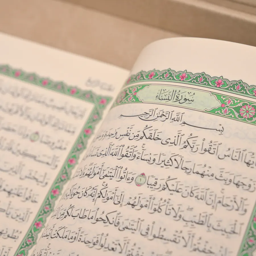 Floward Quran and misbaha Gift Box | White Roses Vase  5