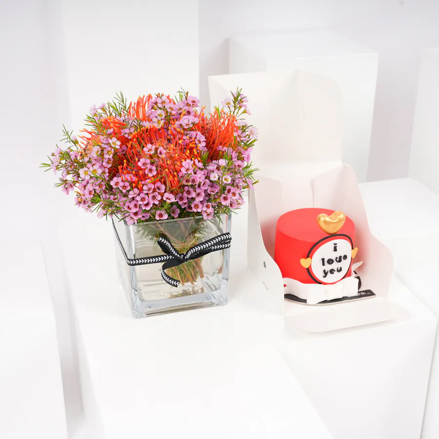 Chunk I Love you Mini Cake | Bright Blooms Vase 5