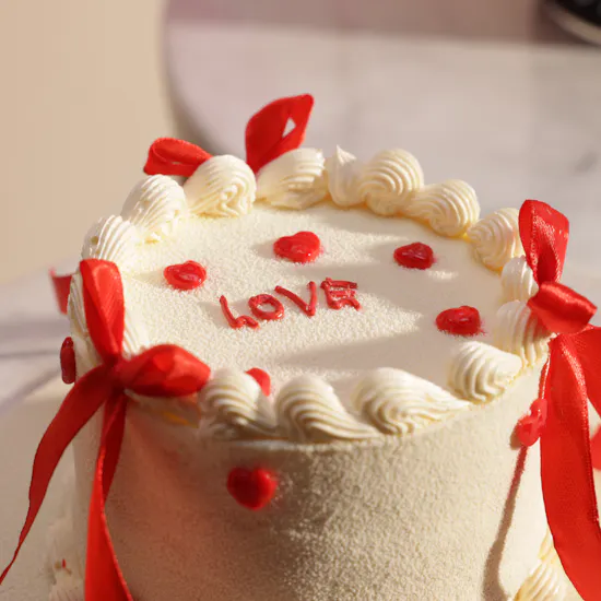 Sweet Atelier Love You Cake | Flowers Vase and Red Balloons