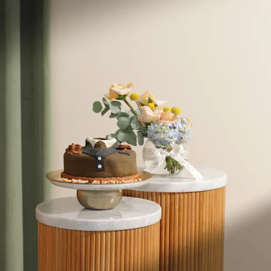 Floward Men's Birthday Cake | Dreamy Flower Vase