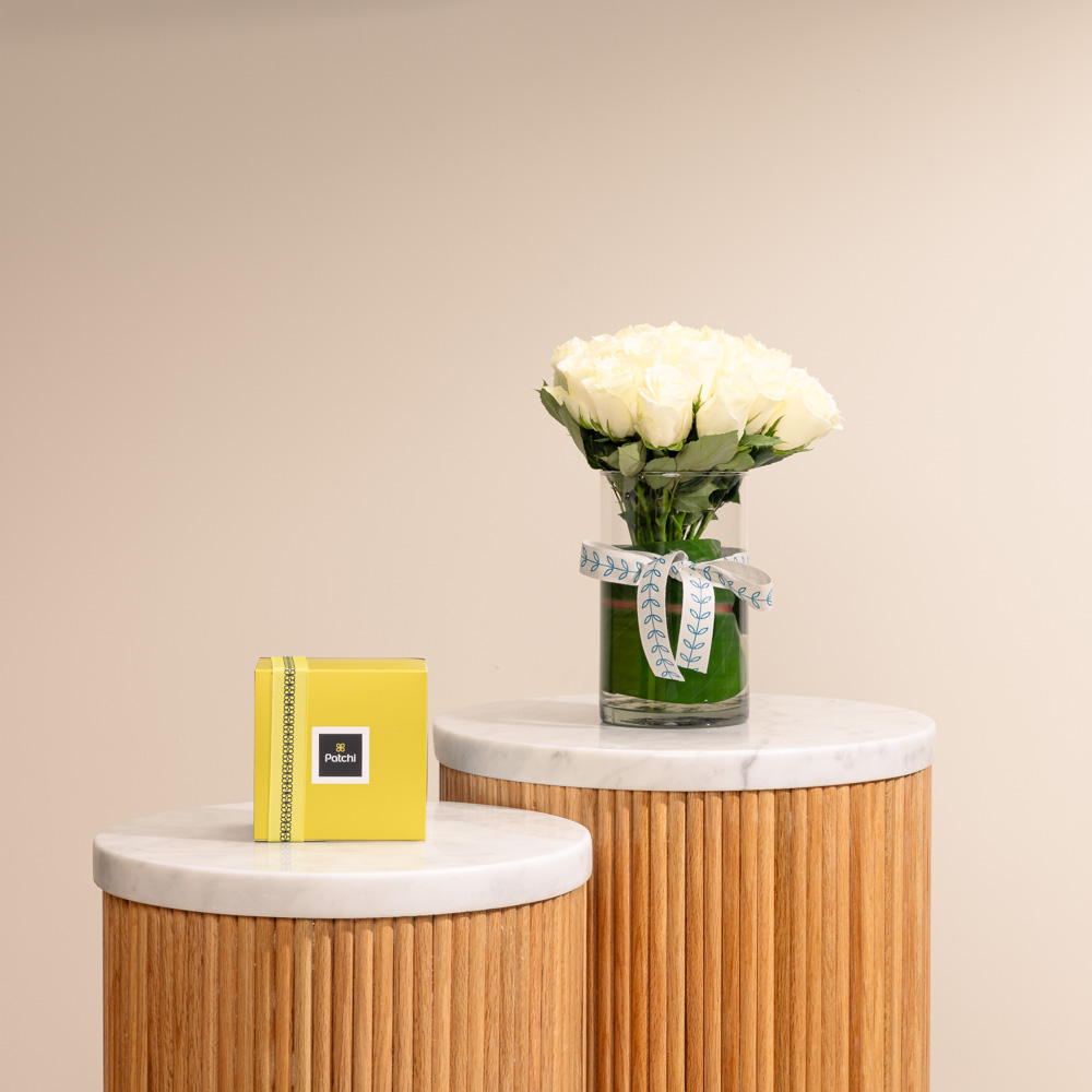 علبة شوكولاتة من باتشي 500 جم | مزهرية جوري أبيض