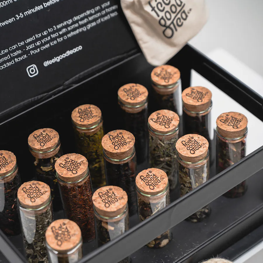 Feel Good Tea Black Discovery Box | Red Blooms Bouquet 6