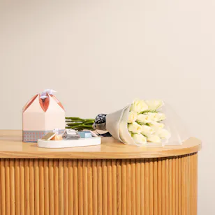 Shan Shal Medium Chocolate Box | 20 White Roses