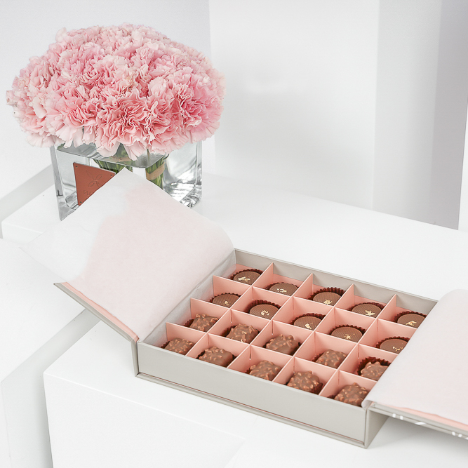 صندوق الشوكولاتة الصغير من فلاورد | الكارنيشن الوردي