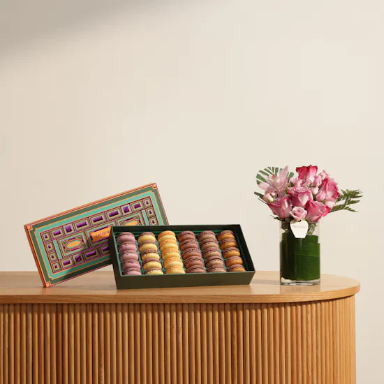 Ermine Macarons Big Box | Soft Affection Flower Vase