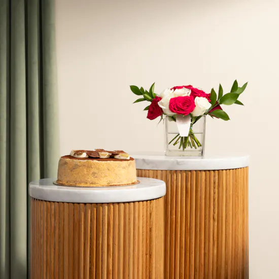 Floward Coffee Cake | Fuchsia Delight Vase