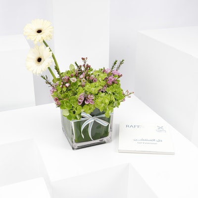 بطاقة اهداء من راف باي باريس مع فازة الأزهار المبهجة