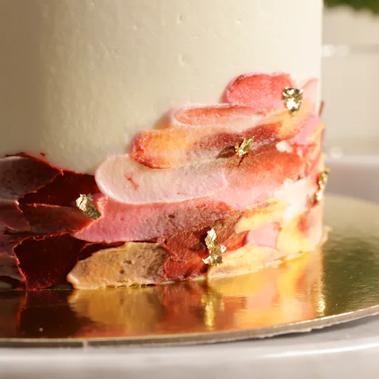 كيك زهرة يوم ميلاد سعيد لها من هلن | فازة زهور