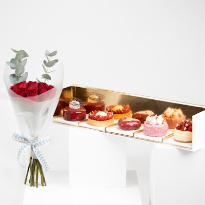 صندوق حلوى من باتيسيري باي جيليرمو بالومو | 12 وردة جوري أحمر