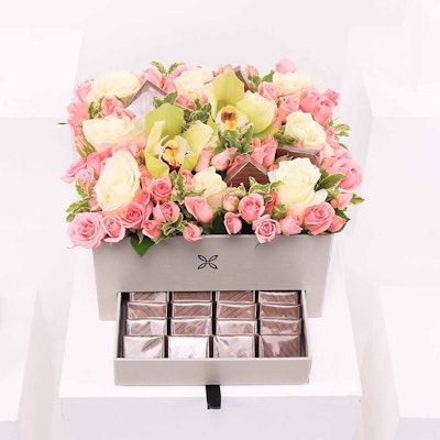 زهور وشوكولاتة | صندوق رمادي