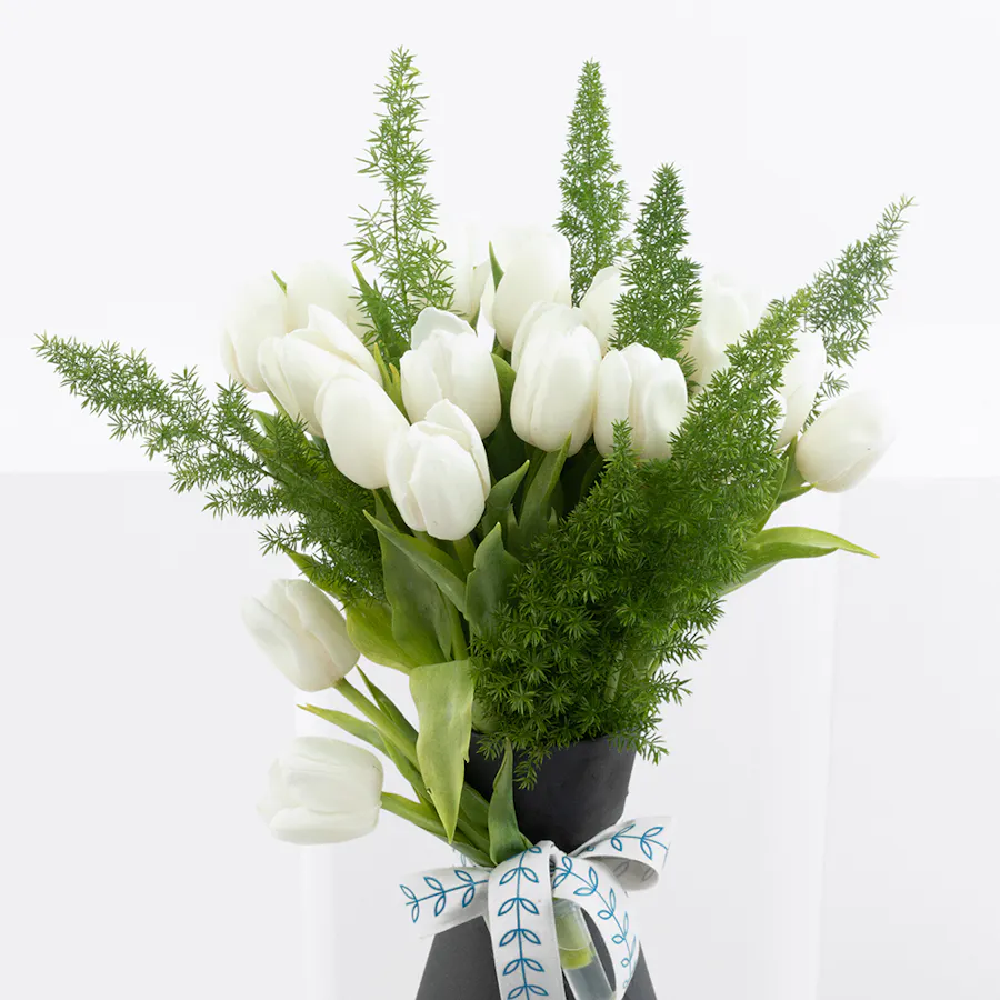 White Tulip| Black Vase 3