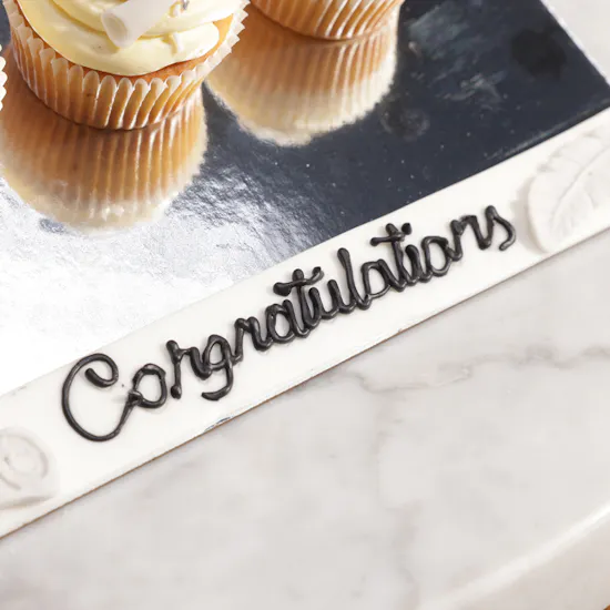 Floward Graduation Cupcakes