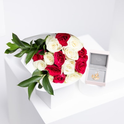 Amal Al Majed Helal Gold Pendant | Roses Bouquet 