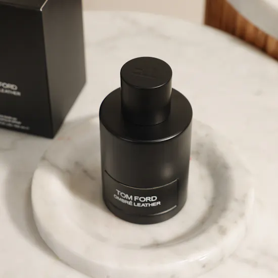عطر اومبري ليذر او دى بارفيوم للجنسين من توم فورد | مزهرية جوري أبيض راقي