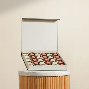 Floward Roses Medium Chocolate Box Floward Roses Medium Chocolate Box