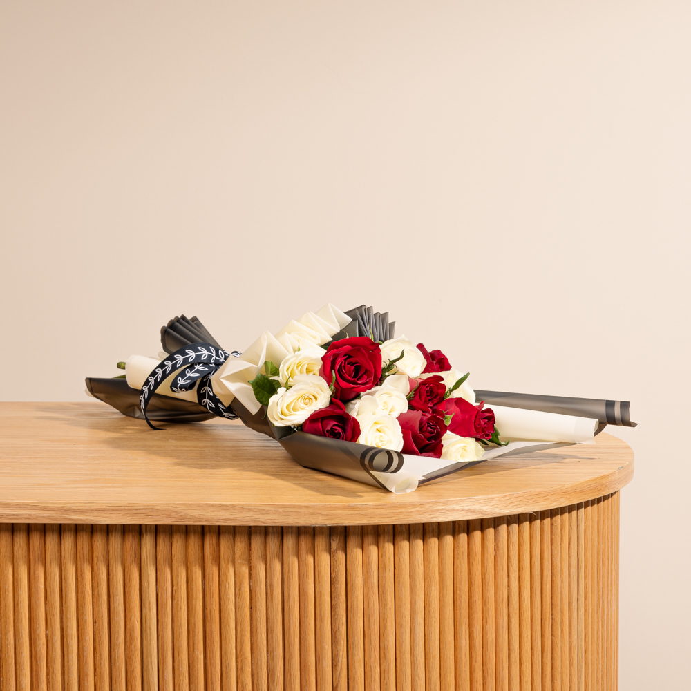 باقة جوري أحمر وأبيض 