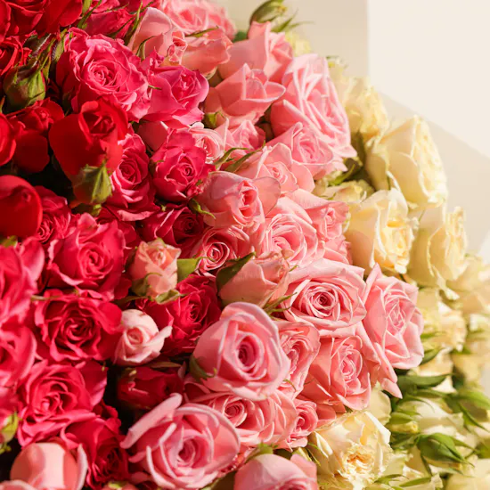Dar-Alsbaek 2.5g Gold Bar | Mixed Baby Rose Bouquet