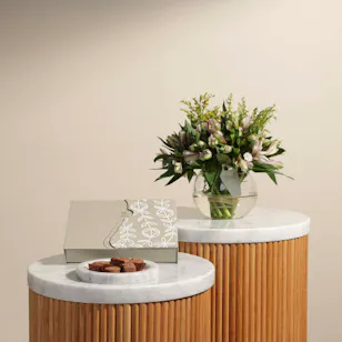 Floward Chocolates Mix Flavors | Alstroemeria Vase Floward Chocolates Mix Flavors | Alstroemeria Vase