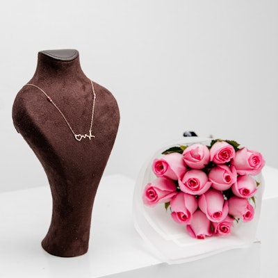 L'azurde Heartbeat Necklace with Pink Roses