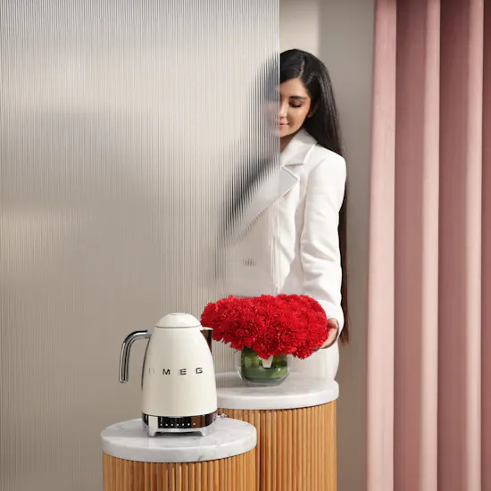 Smeg Retro Style Cream Electric Kettle | Glam Red Flowers