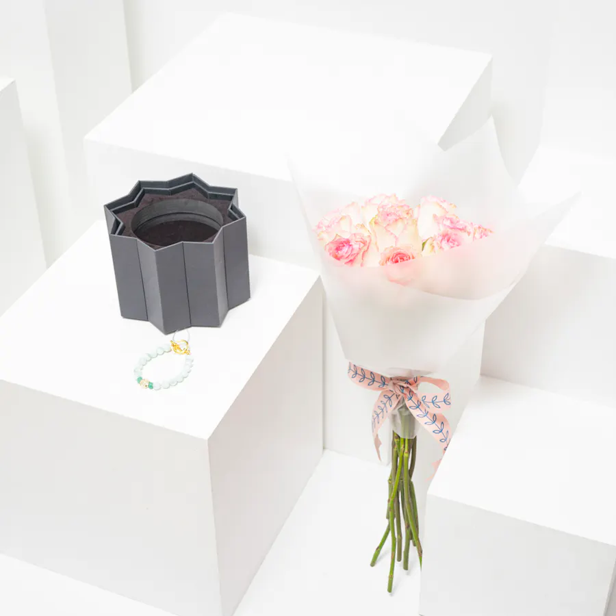Tasneem Eshki Grace Bracelet | 12 Esperance Roses Bouquet 3