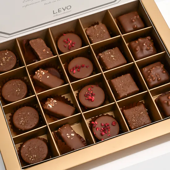 Levo Chocolate Box | Wedding Blooms