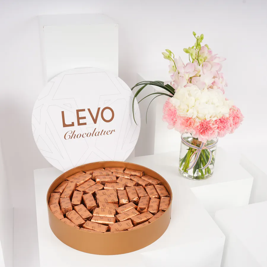 Levo Chocolate Big Box | Blooming Elegance Vase 4