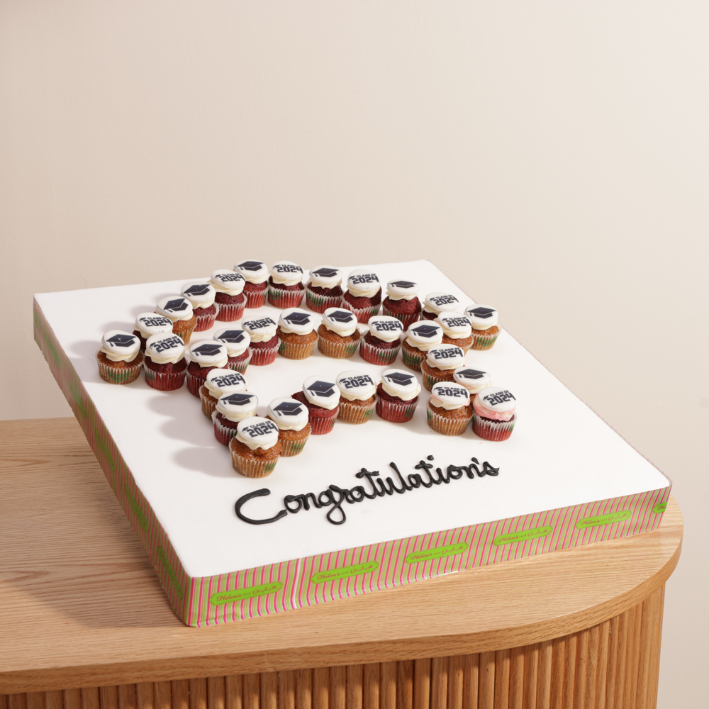 كب كيك التخرج من هِلِن بيكري