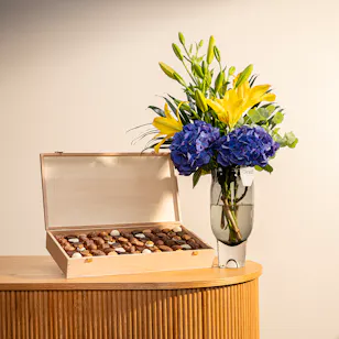 Laderach Praline Chocolates Box | Elegant Blooms