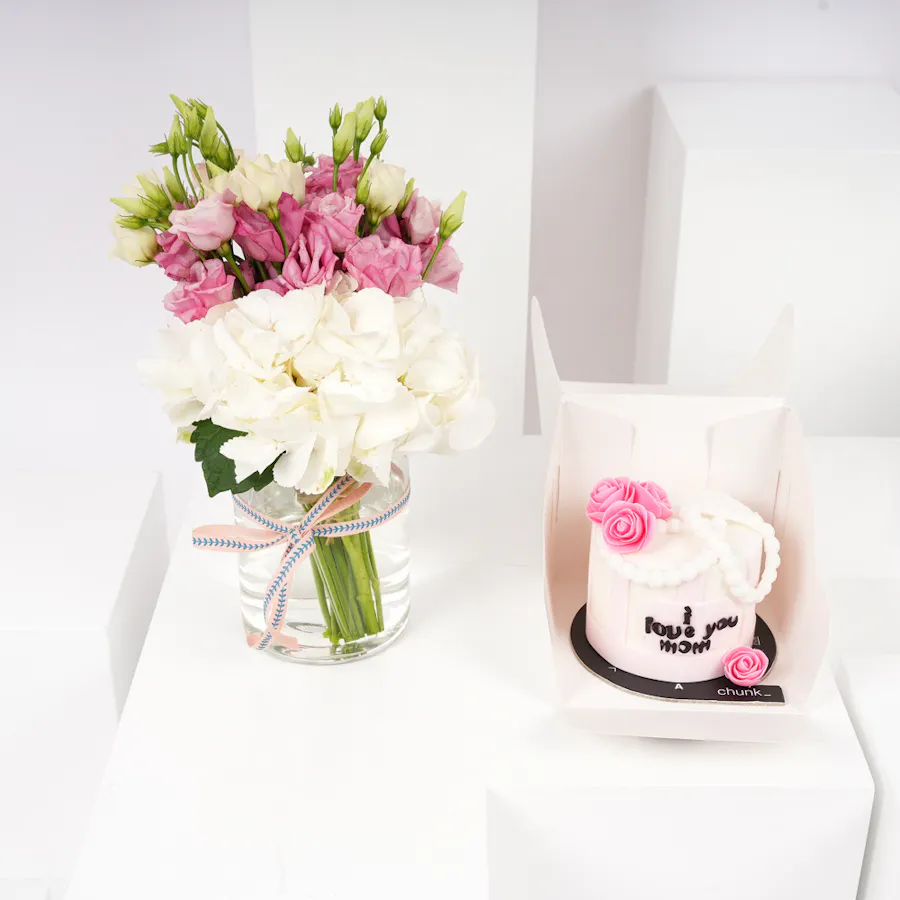 Chunk I Love You Mom Mini Cake | Blooms Vase 1