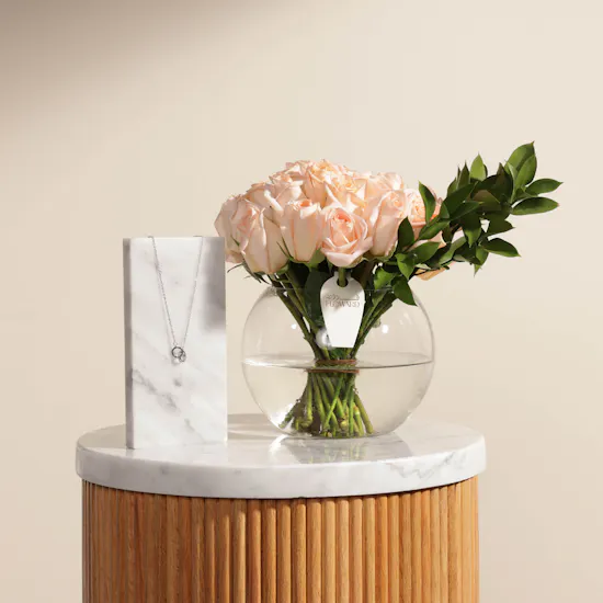 Zus Interlocking Rings Pendant Necklace | Rose Vase